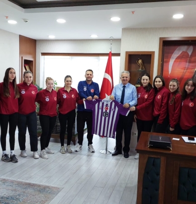 Hopa Voleybol Spor Kulübü antrenör ve sporcuları Belediye Başkanımız Taner EKMEKÇİ ‘yi makamında ziyaret etti.